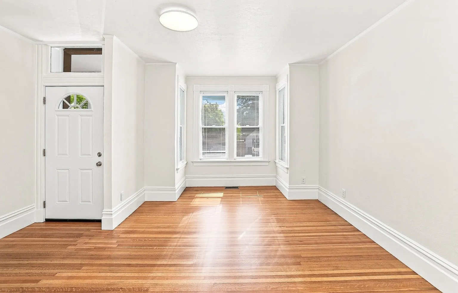 Beautiful 3 Bedroom Northbrae Front House Available! — Photo 3