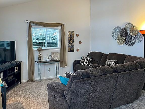 4th image of 401 Falcon Dr