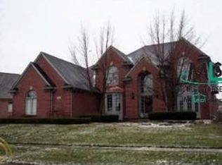 607 Springview Dr, Rochester, MI 48307