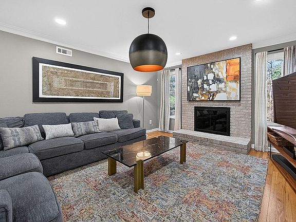 4th image of 8 Devonshire Ln
