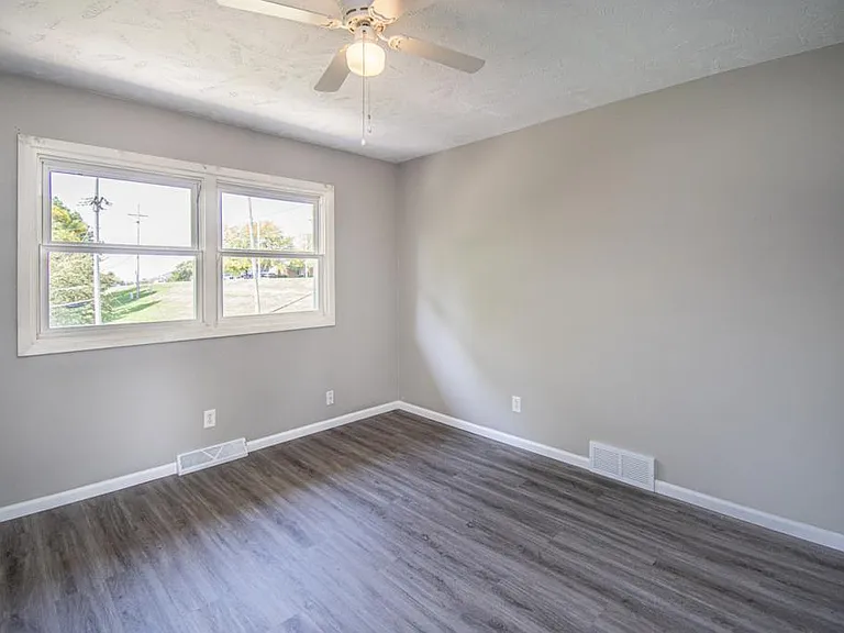 1220 Hillcrest Dr — Photo 21