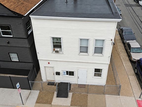 4th image of 54 Genessee Ave #4