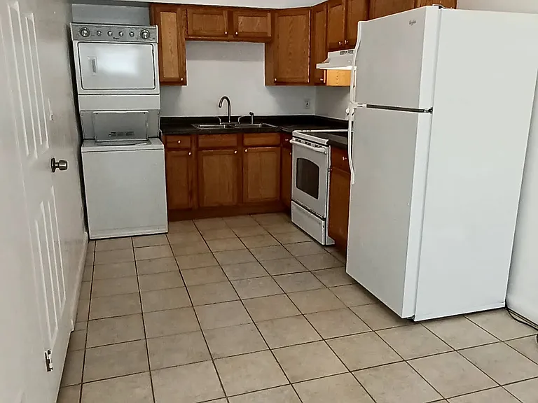 3220 SW 26th Ter #4 — Photo 2