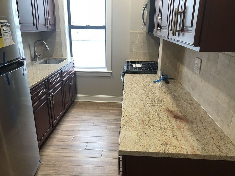 1st image of 3163 33rd St