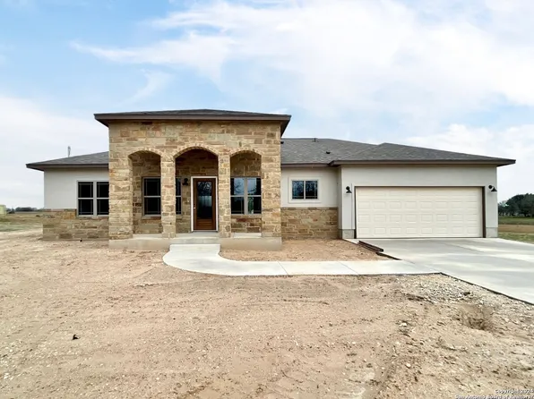 1106 DEVINE DR, Devine, TX 78016