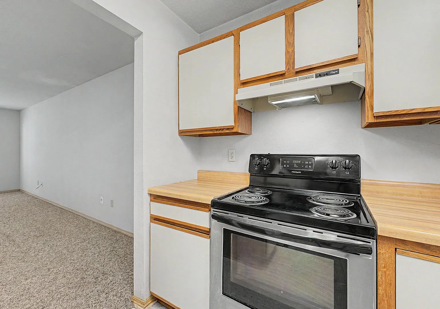 Cozy 2-Bedroom, 1-Bathroom Townhouse with Washer/Dryer in a Quiet, Relaxing Setting — Photo 4