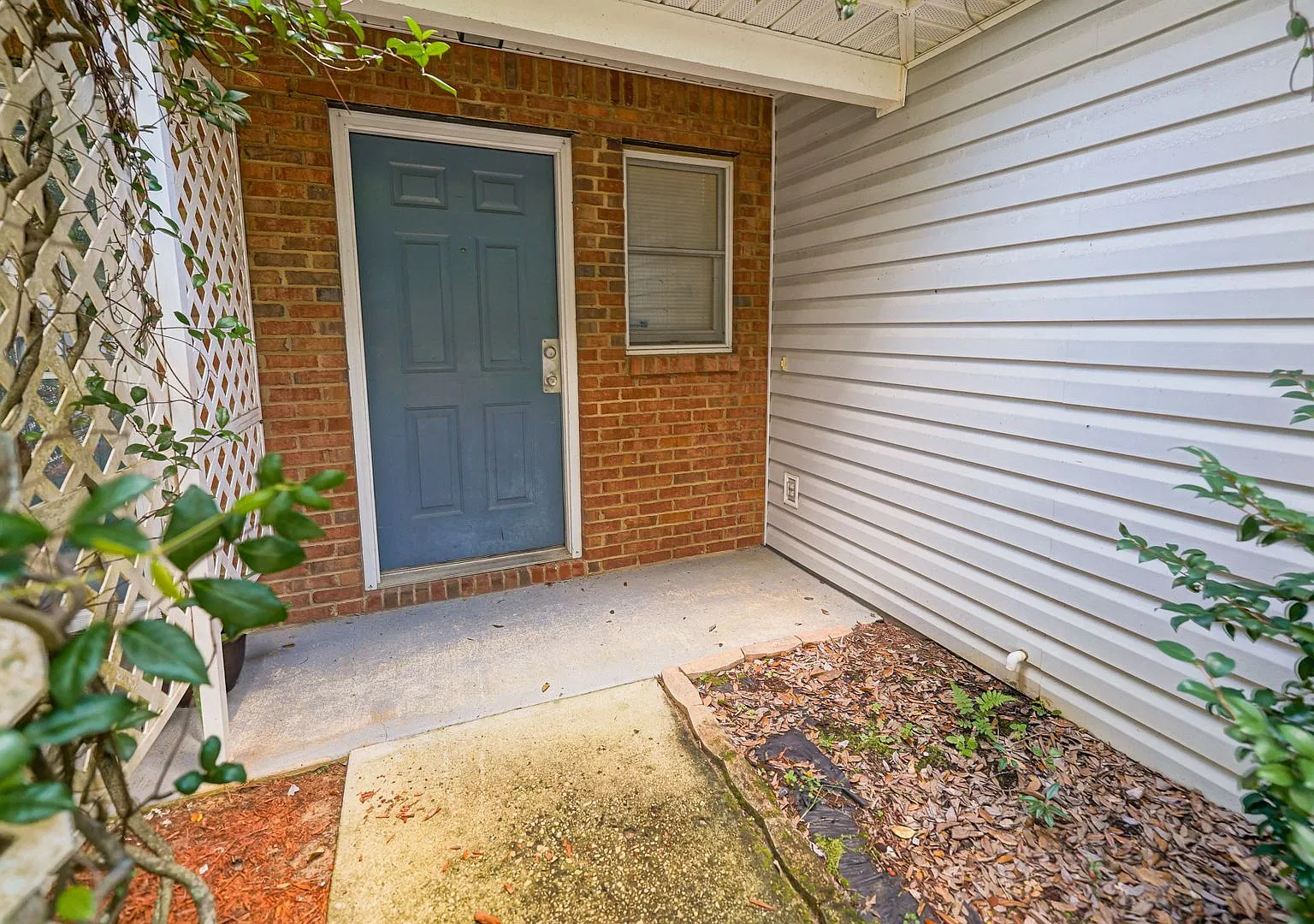 Super cute 3/2 on the North part of town with garage and fenced in yard — Photo 3