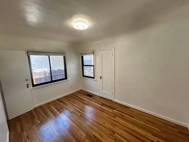 225 Sunset Blvd — Photo 16