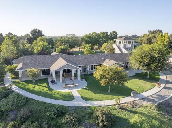 1098 S Rainbow Ave, Sanger, CA 93657