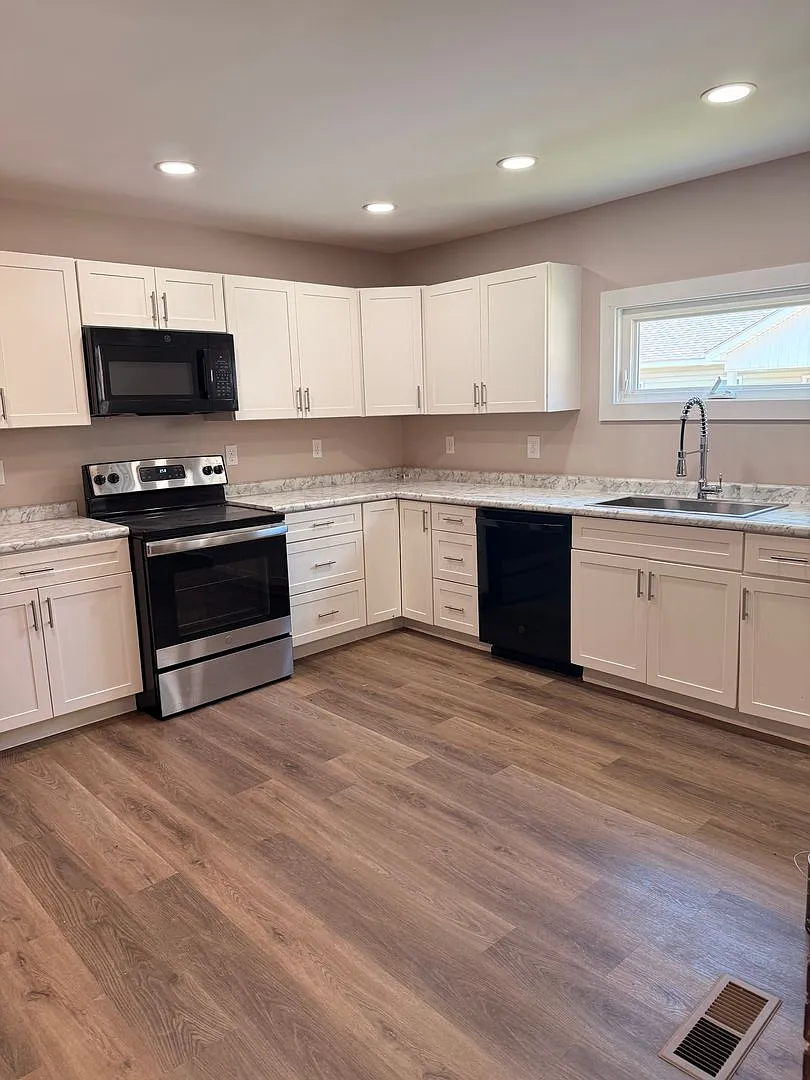 3 Bedroom 2 Bath Near Mill Town! — Photo 2
