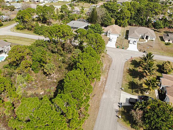 3rd image of 407 SW Meadow Ter