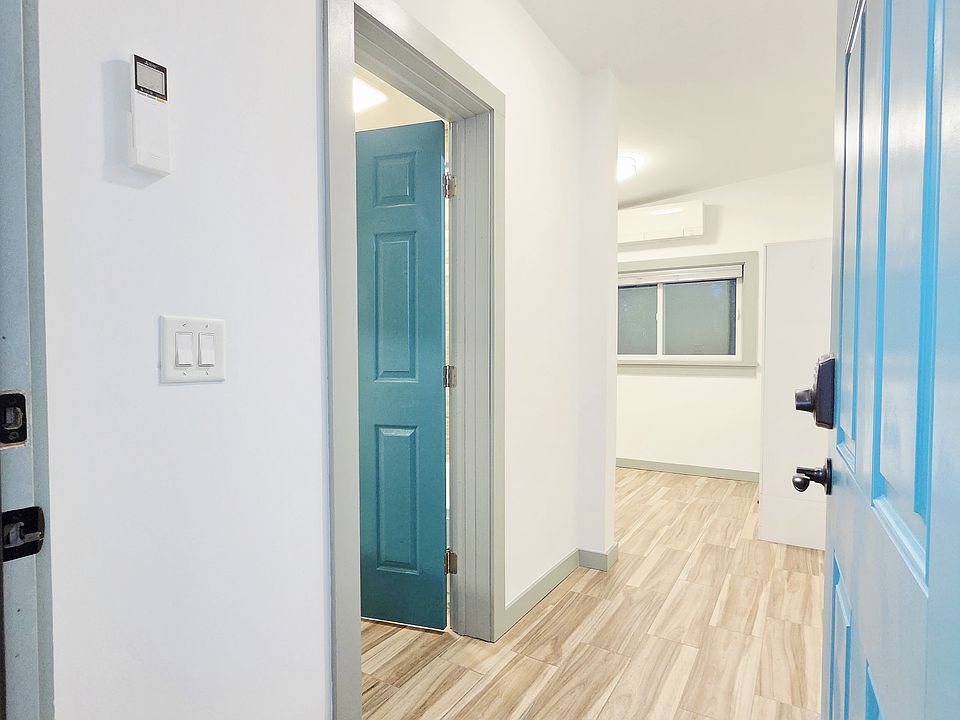 Bright cozy studio for 1 person use. No kitchen. We will install mini fridge and microwave