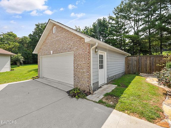 5th image of 2393 Conners Creek Cir