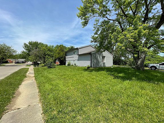 3rd image of 3706 N Schaefer Ln