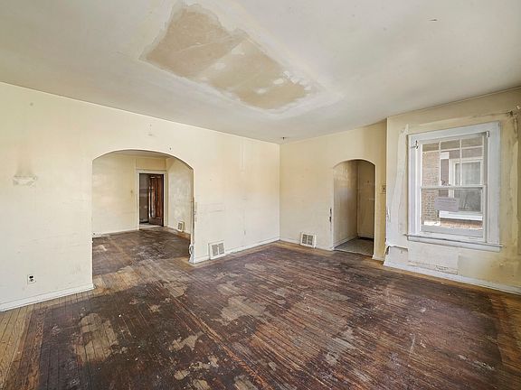 3rd image of 5031 W Wellington Ave