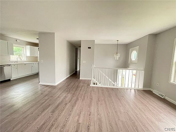 5th image of 820 Northway St