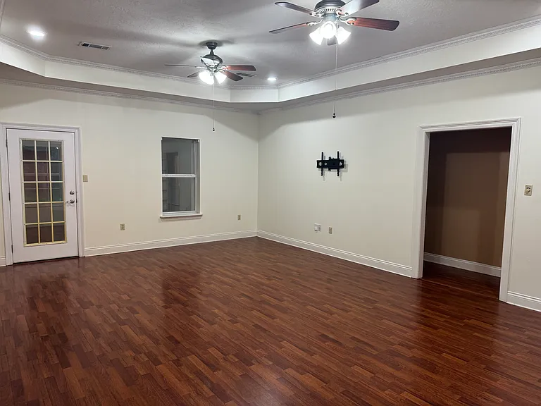 1050 Gage Dr — Photo 7