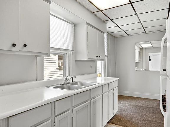 3rd image of 2828 Raymond St