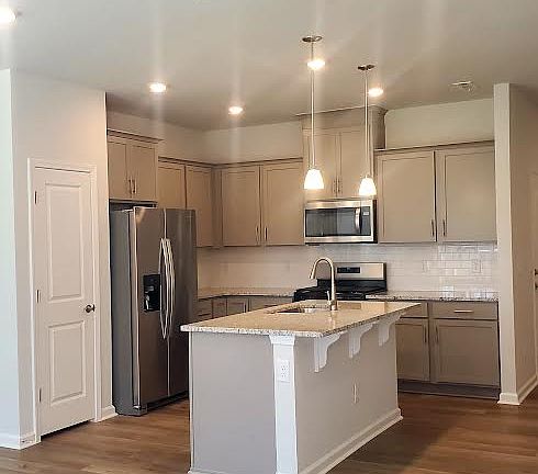 4th image of 906 Plum Creek Pl