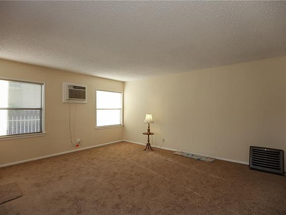 3rd image of 812 W Markland Dr