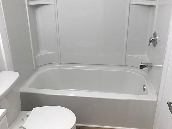 4th image of 221 Lester St