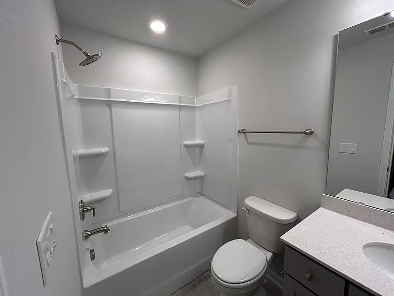 secondary bathroom in the 3rd floor