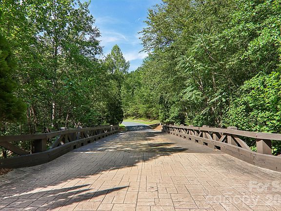 3rd image of 35 Mountain Pkwy