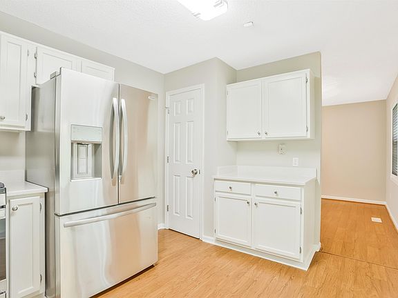 5th image of 2712 Candler Ct SW