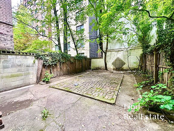 3rd image of 107 W 69th St #L