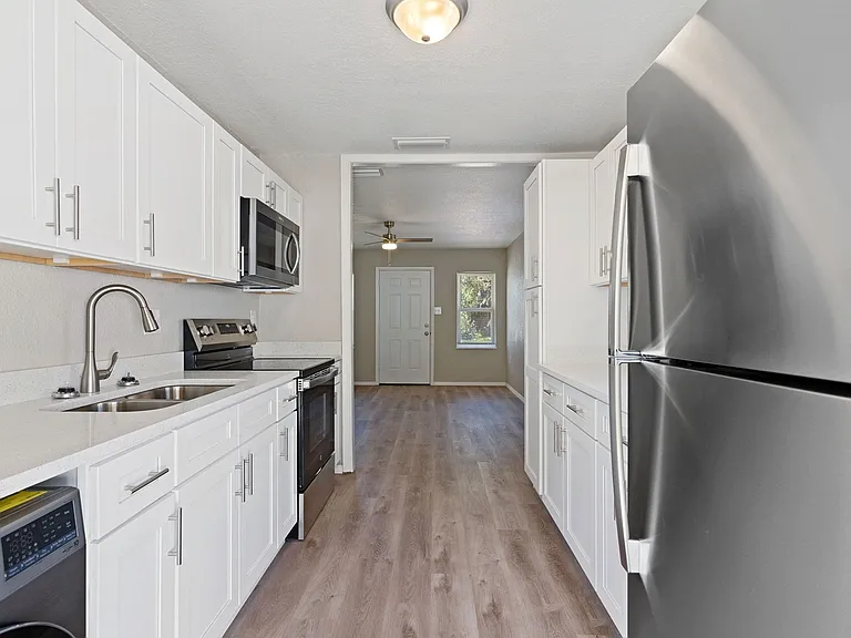1422 N Tremain St #1424 — Photo 2