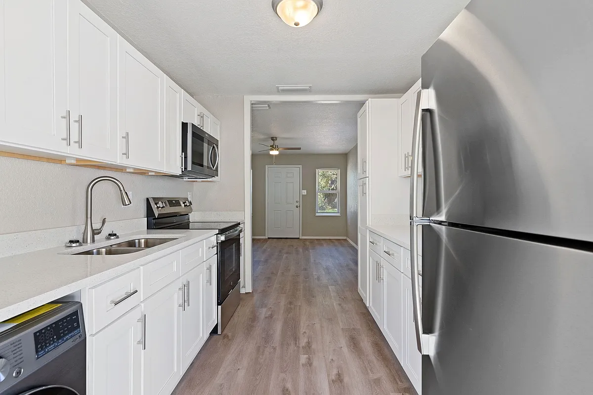 Building Photo - 1422 N Tremain St #1424