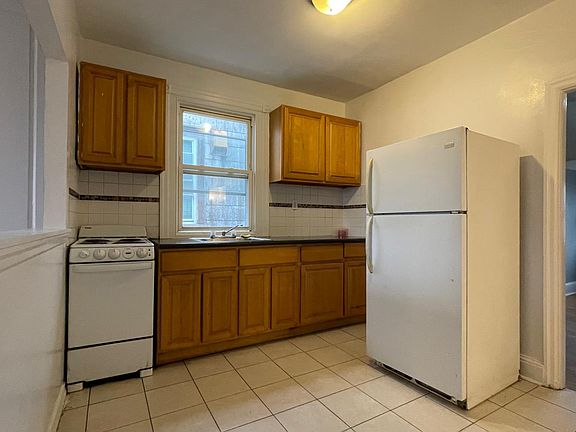 Third floor 1 BD 1 BA for $900/mo