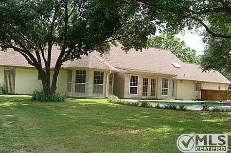 3rd image of 105 Oak Trail Dr