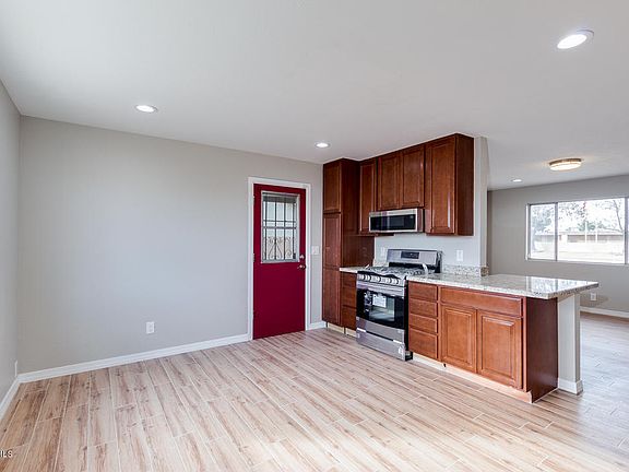 3rd image of 3423 W Sweetwater Ave