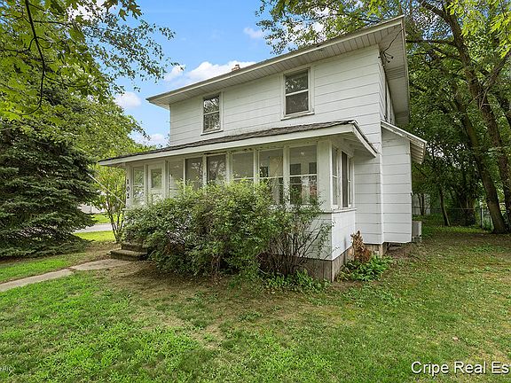 3rd image of 102 47th St SE