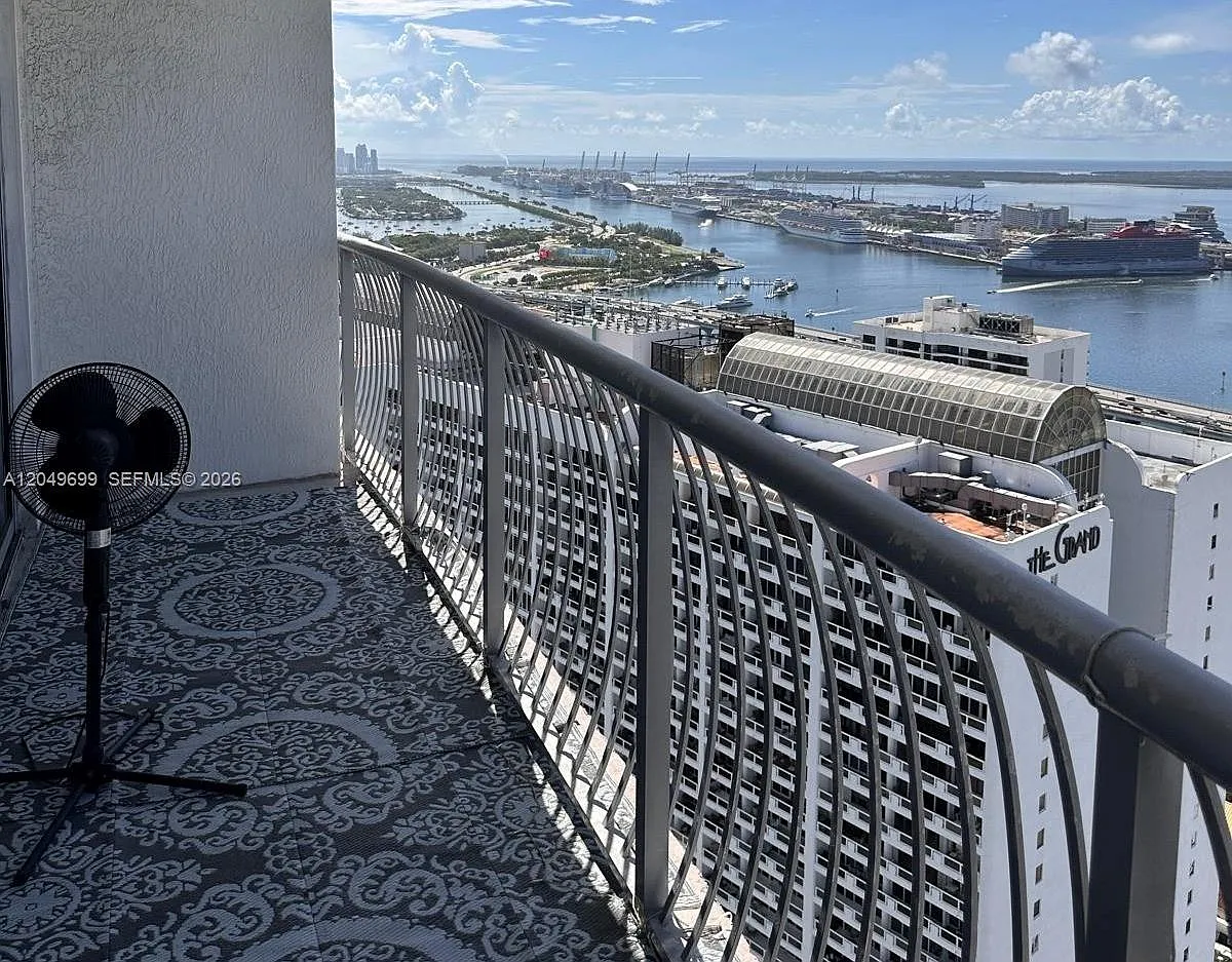 Opera Tower Condo — Photo 4