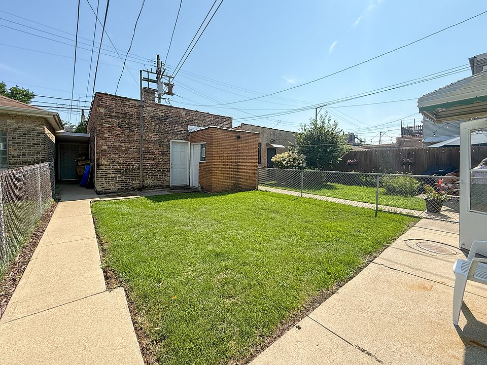 2nd image of 2233 W Huron St #2R