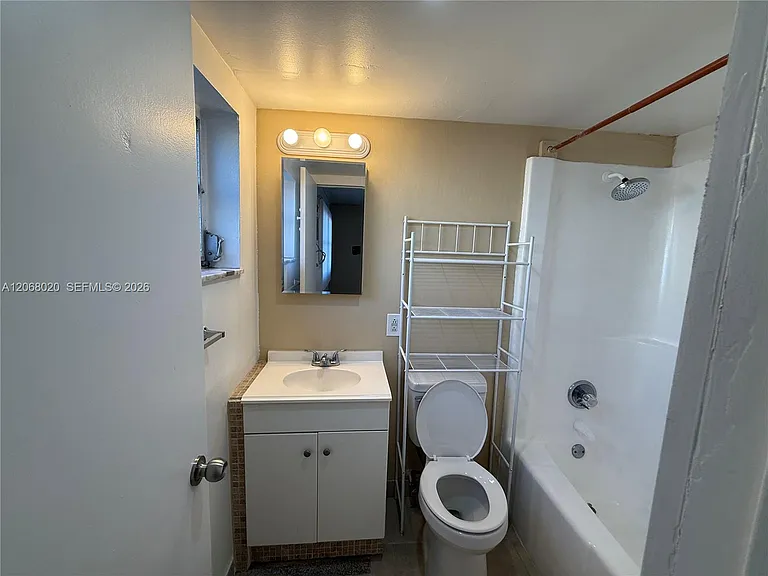 5168 NE 6th Ave #407 — Photo 3