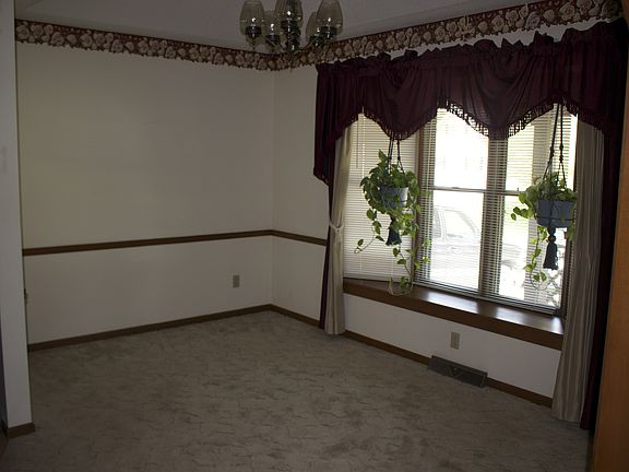 Dining Rm w/vaulted ceiling