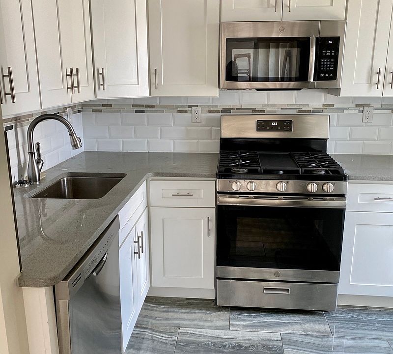 1st image of 4604 Vernon Blvd #7A