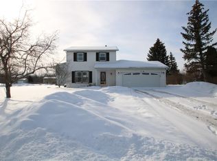 40 Woodstock Ln, Brockport, NY 14420