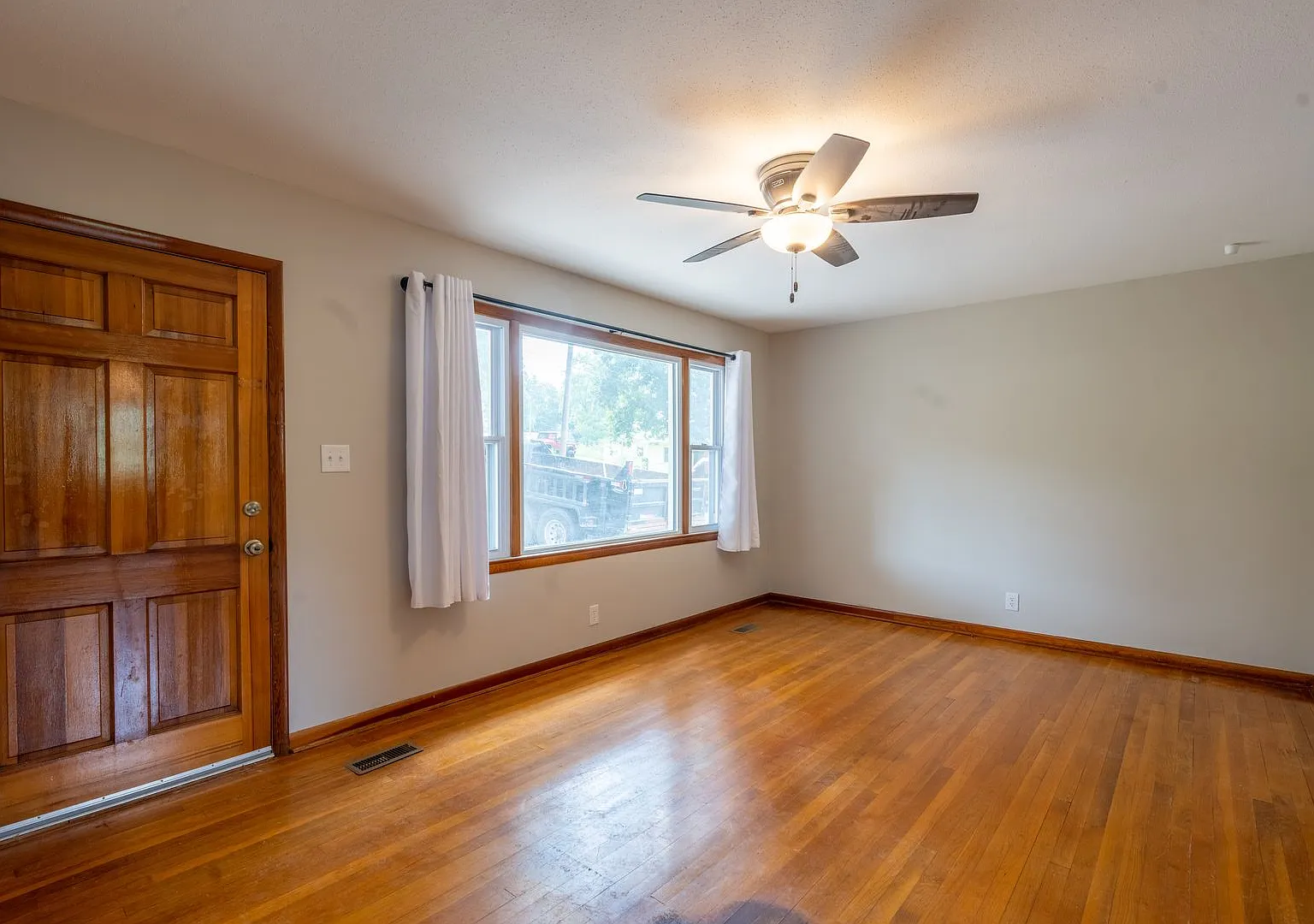 2+ bedrooms and 1.5bath house with office space and partially finished basement — Photo 3