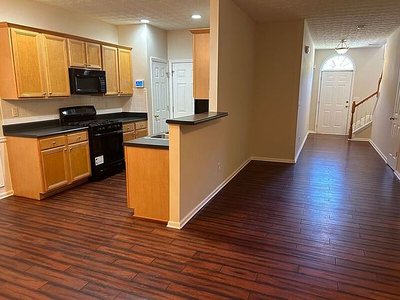 3rd image of 441 Lantern Wood Dr