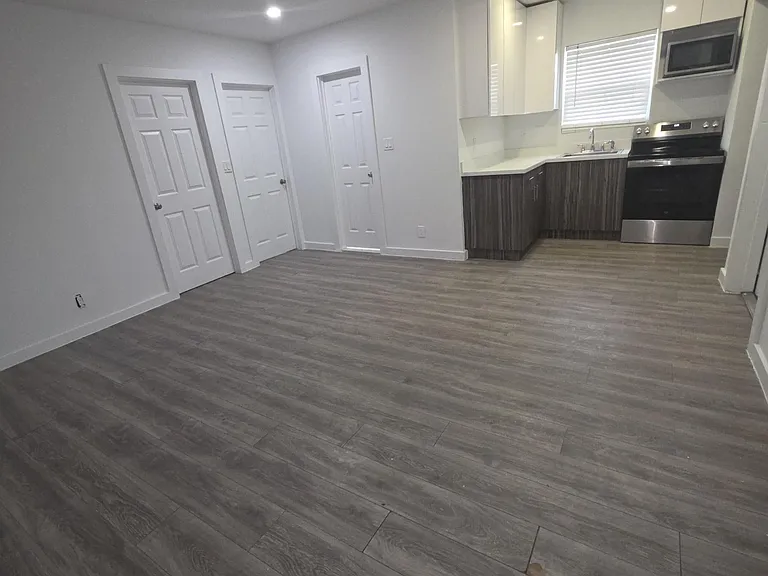 906 N Riverside Dr #1-9 — Photo 10