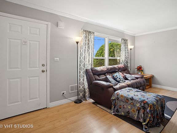 3rd image of 1711 Queensbury Cir