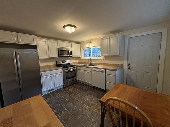 5th image of 2388 Glenmawr Ave
