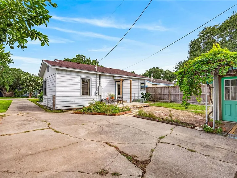 314 Melrose St — Photo 39