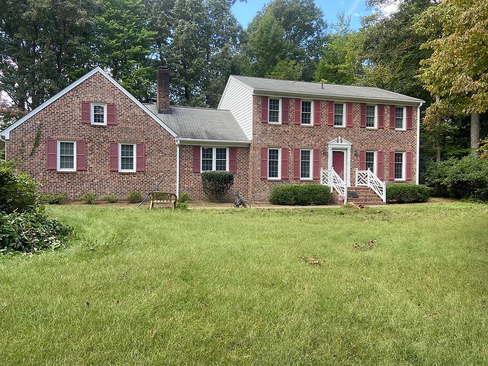 Large front yard with mature bushes. Hundreds of azaleas!