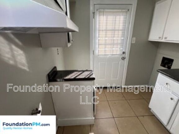 3rd image of 1131 Catalina Rd