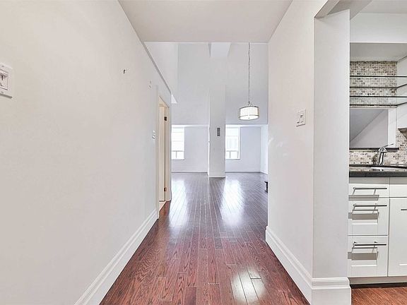 3rd image of 185 Robinson St #404